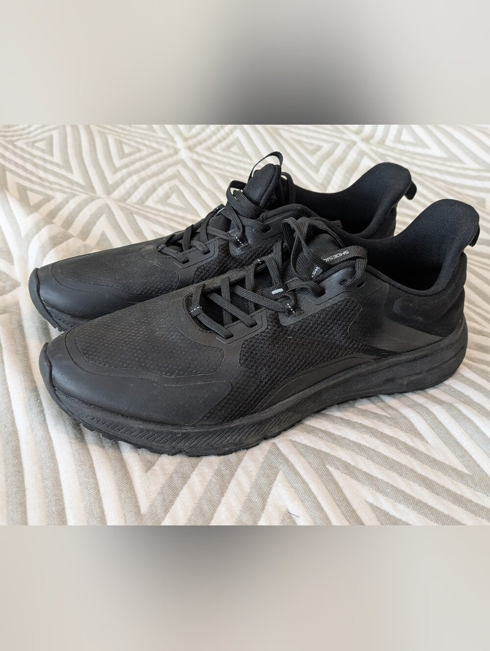 Shoes For Crews mens Black athletic non slip shoes.
